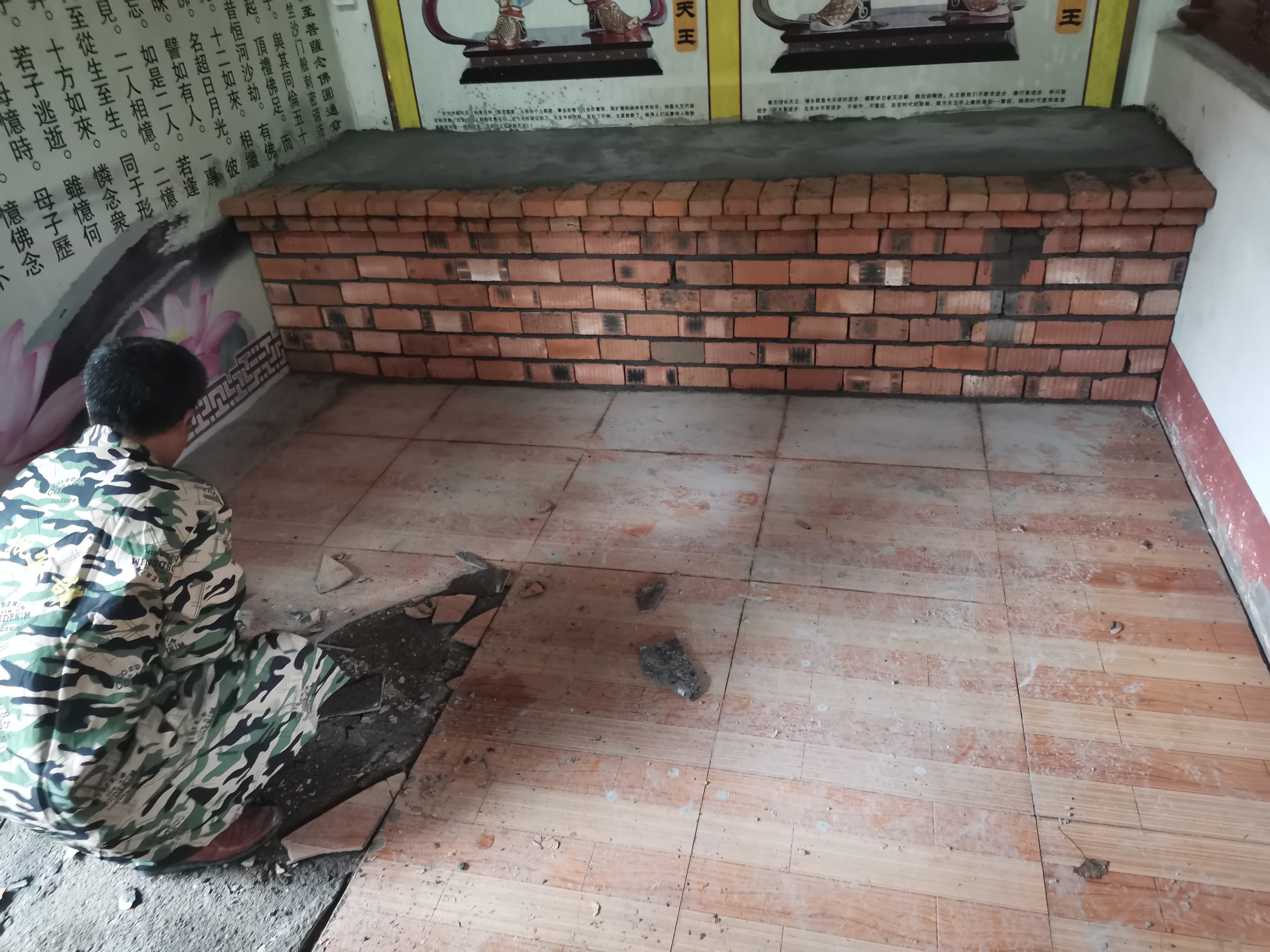 88爱彩天王殿铺设地砖及牌匾贴金